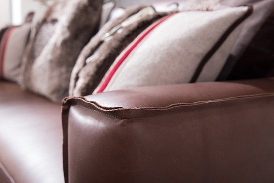 Details der aufgeklappten N&auml;hte bei Leder